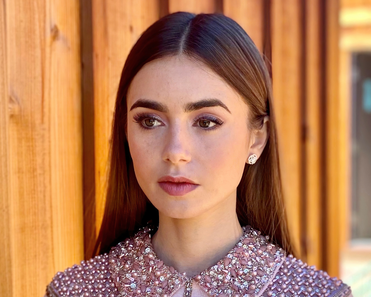 Длинноволосая кареглазая девушка Лили Коллинз