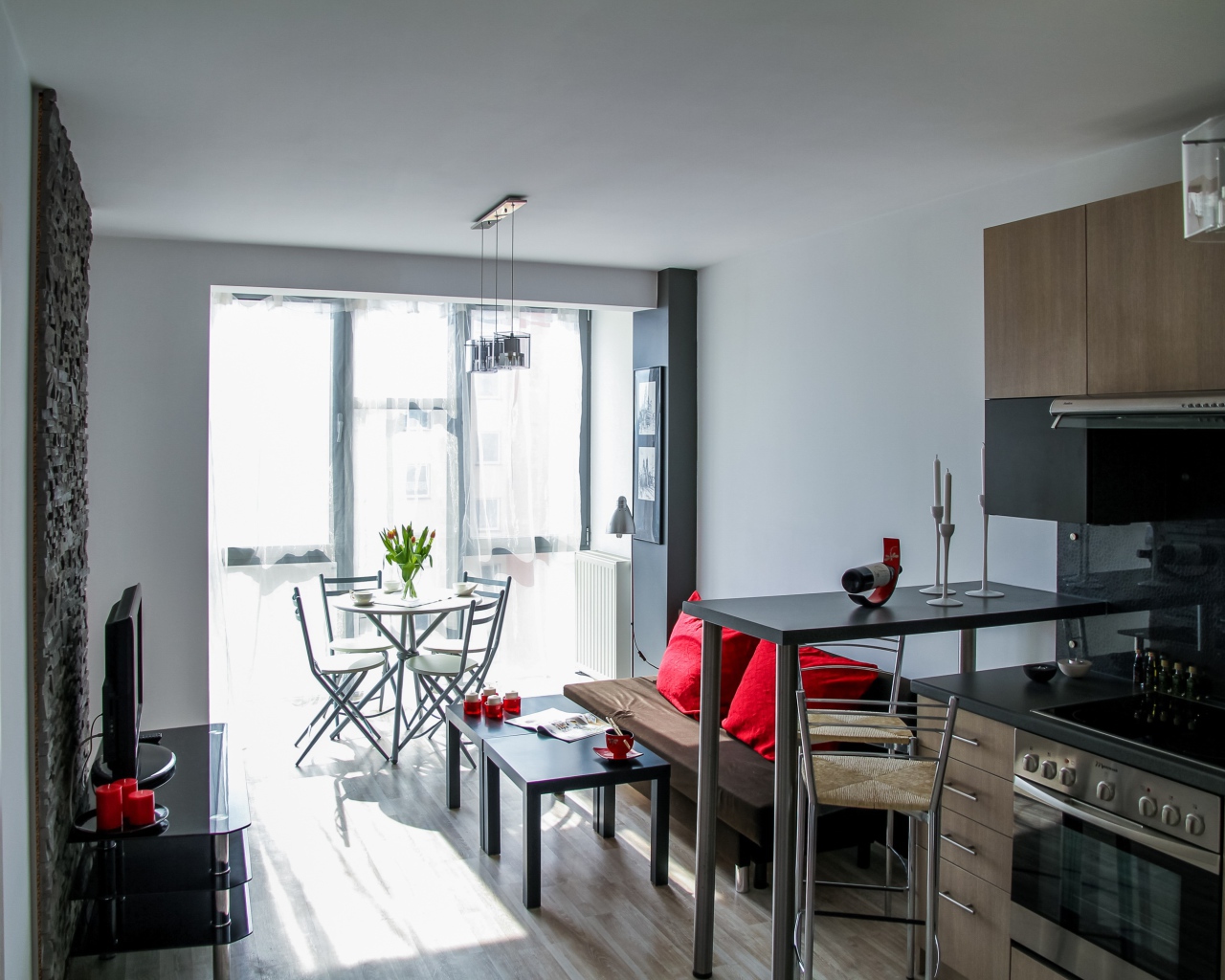 Новая современная кухня с балконом