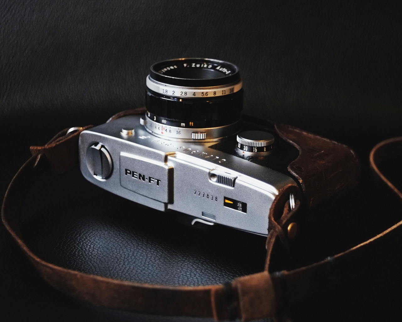 Старый фотоаппарат на черном фоне