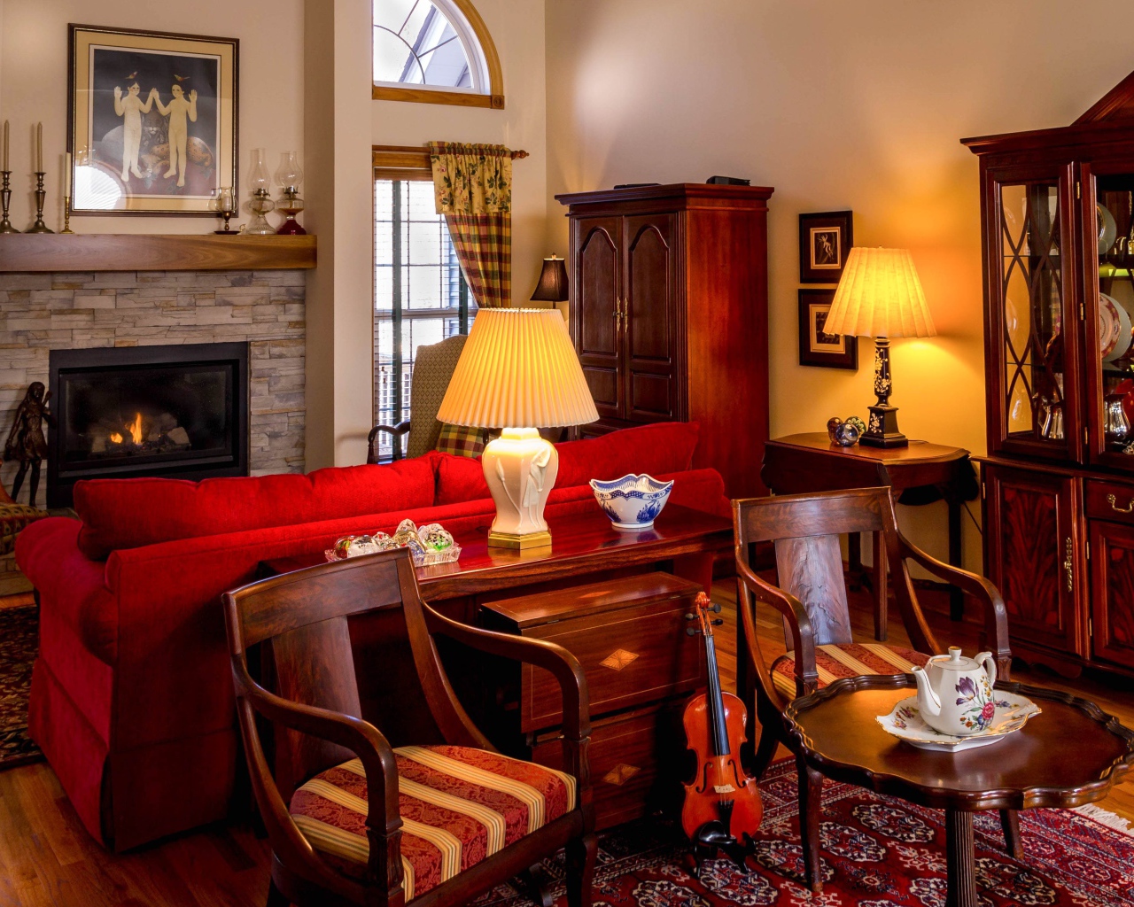 Старая мебель в комнате с камином