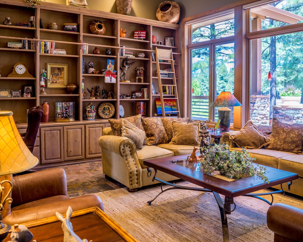 Старый дом с антиквариатом на шкафу