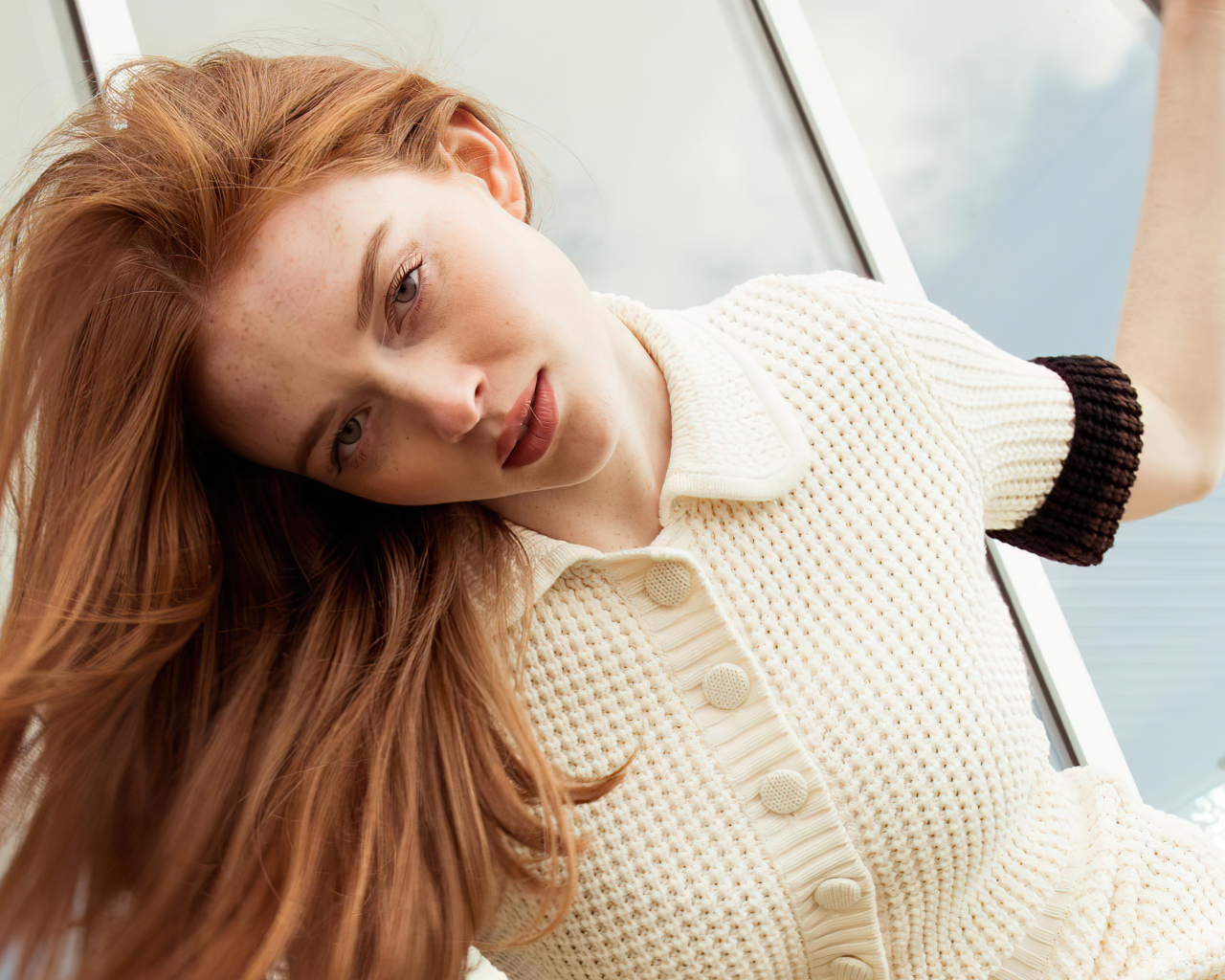 Рыжеволосая актриса Ларсен Томпсон в белом платье