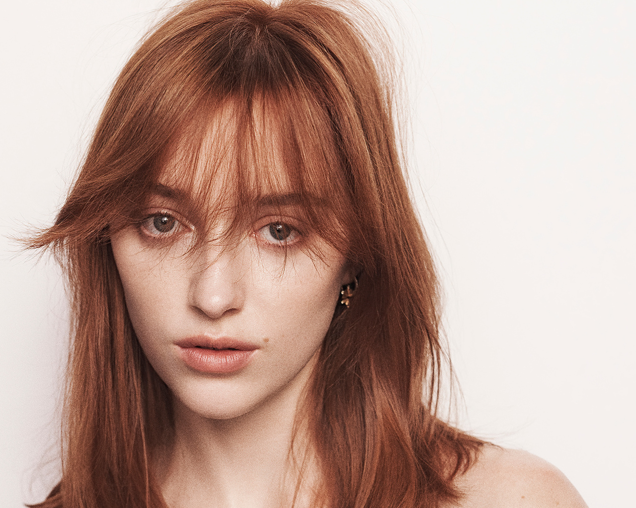 Рыжеволосая актриса Фиби Дайневор на белом фоне