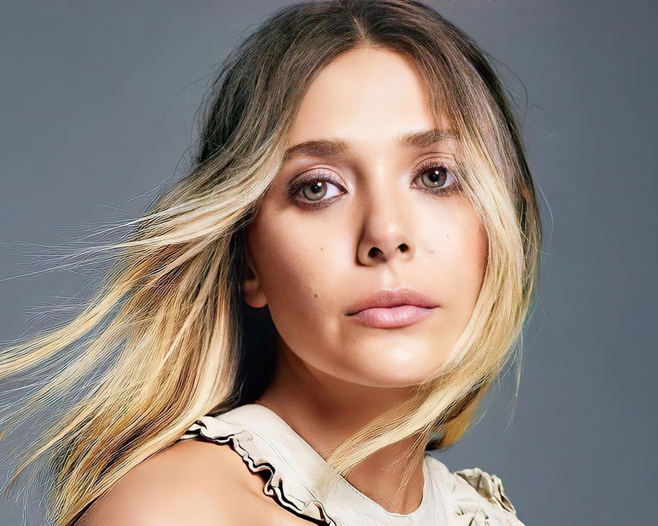 Грустная девушка, актриса Элизабет Олсен на сером фоне