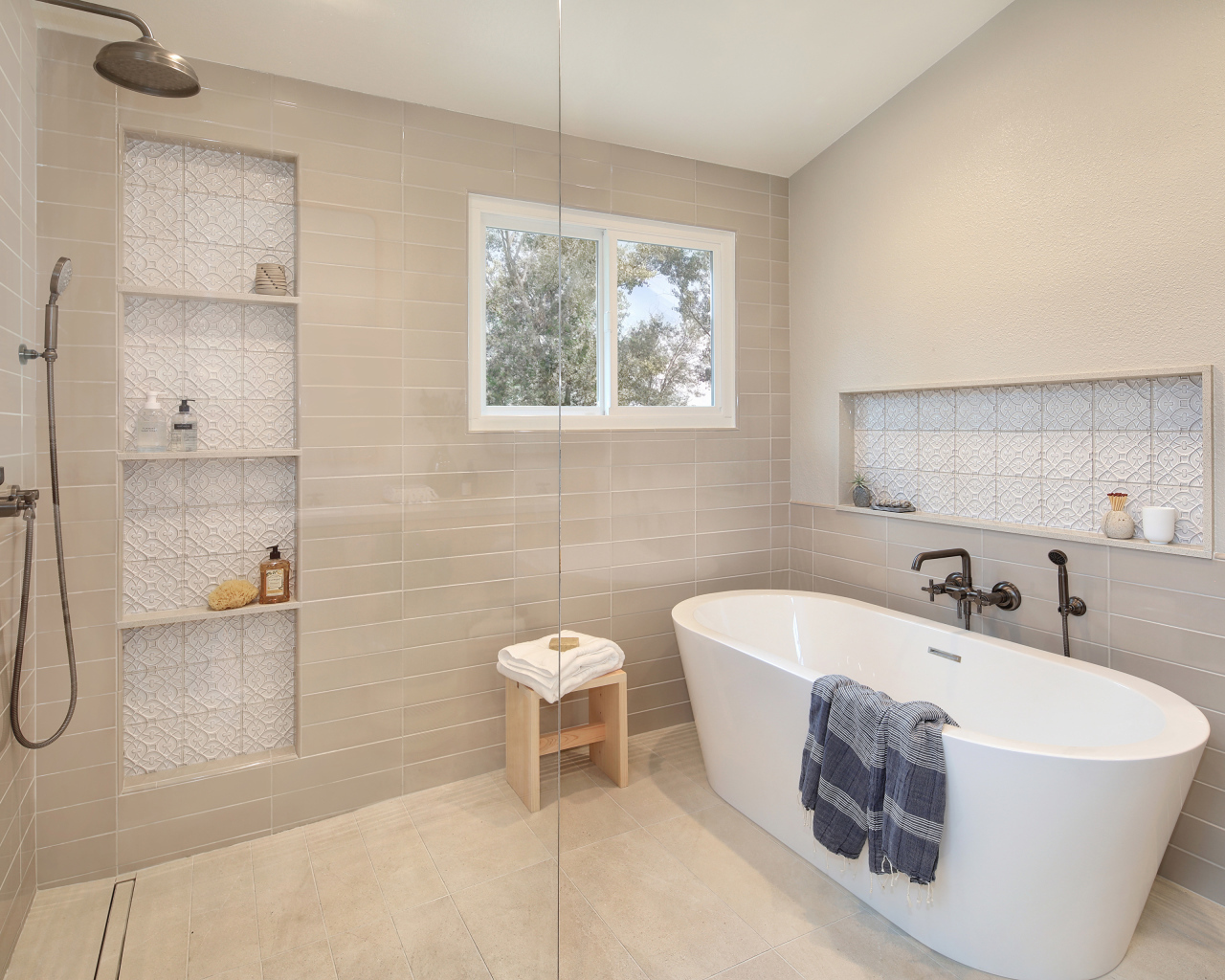 Душевая комната с белой ванной и серыми стенами