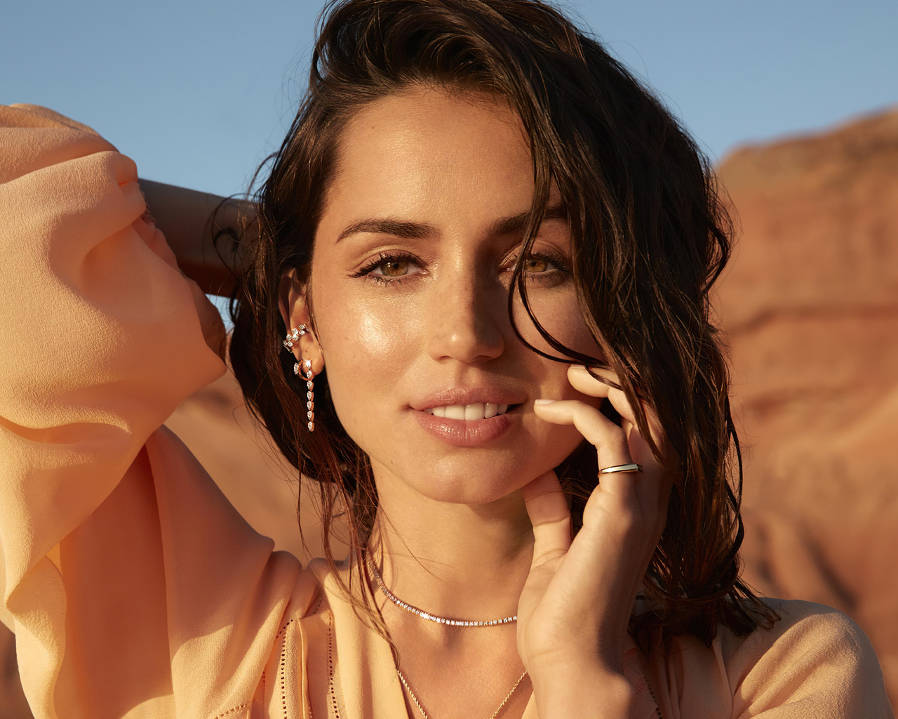 Улыбающаяся испанская актриса Ана де Армас