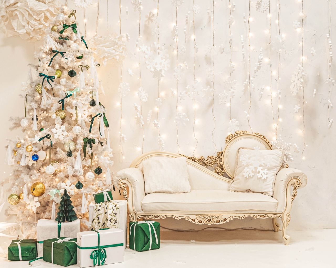 Диван и наряженная ель на Рождество 