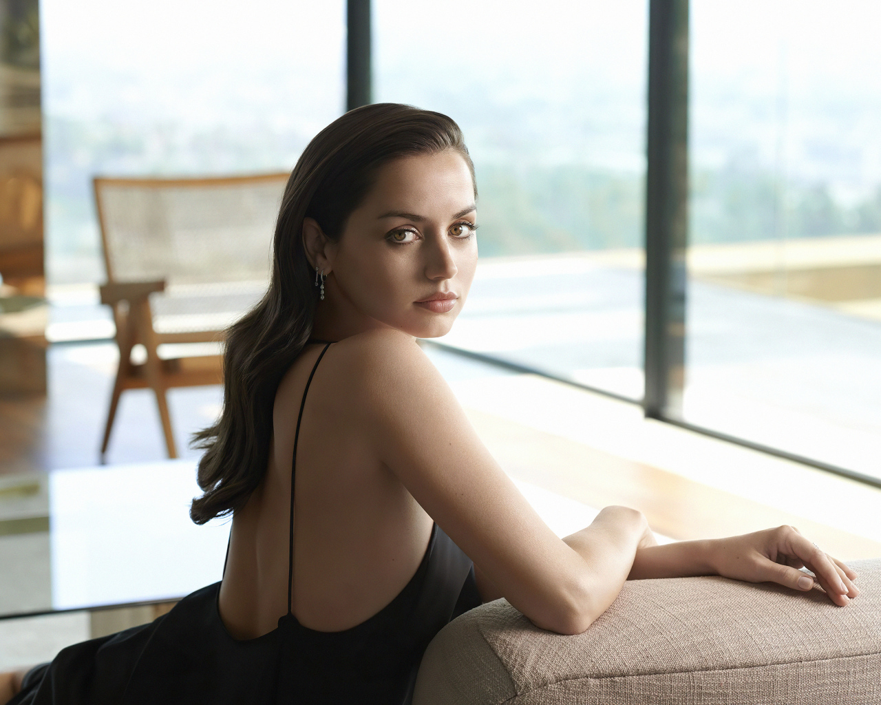 Испанская актриса Ана де Армас в черном платье у дивана