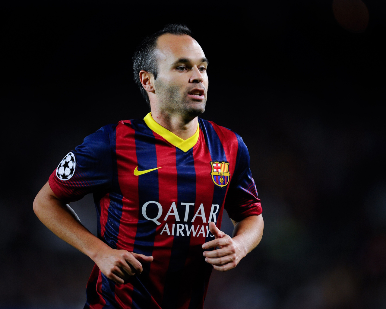 Испанский футболист Андрес Иньеста на поле