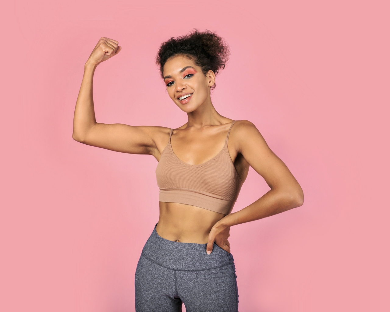 Спортивная девушка на розовом фоне