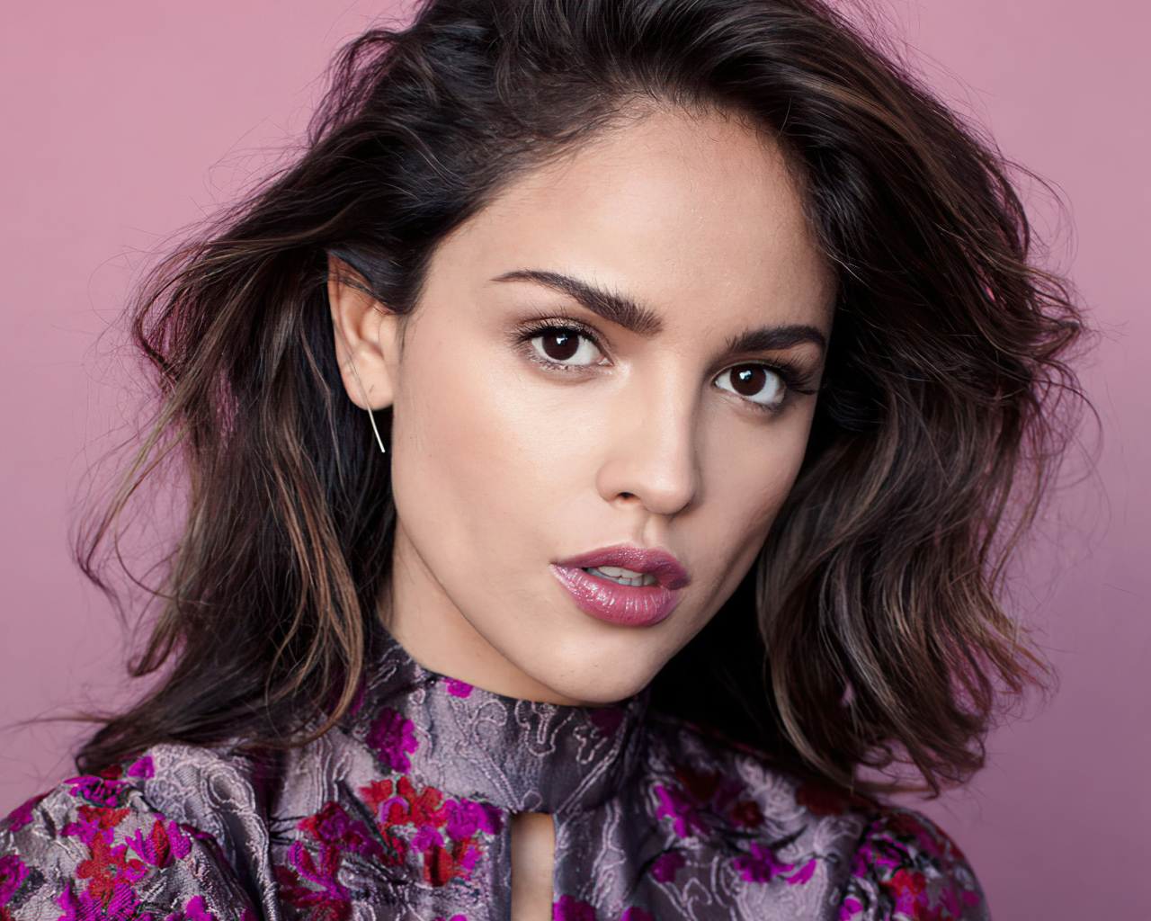 Стильная брюнетка Эйса Гонсалес на розовом фоне