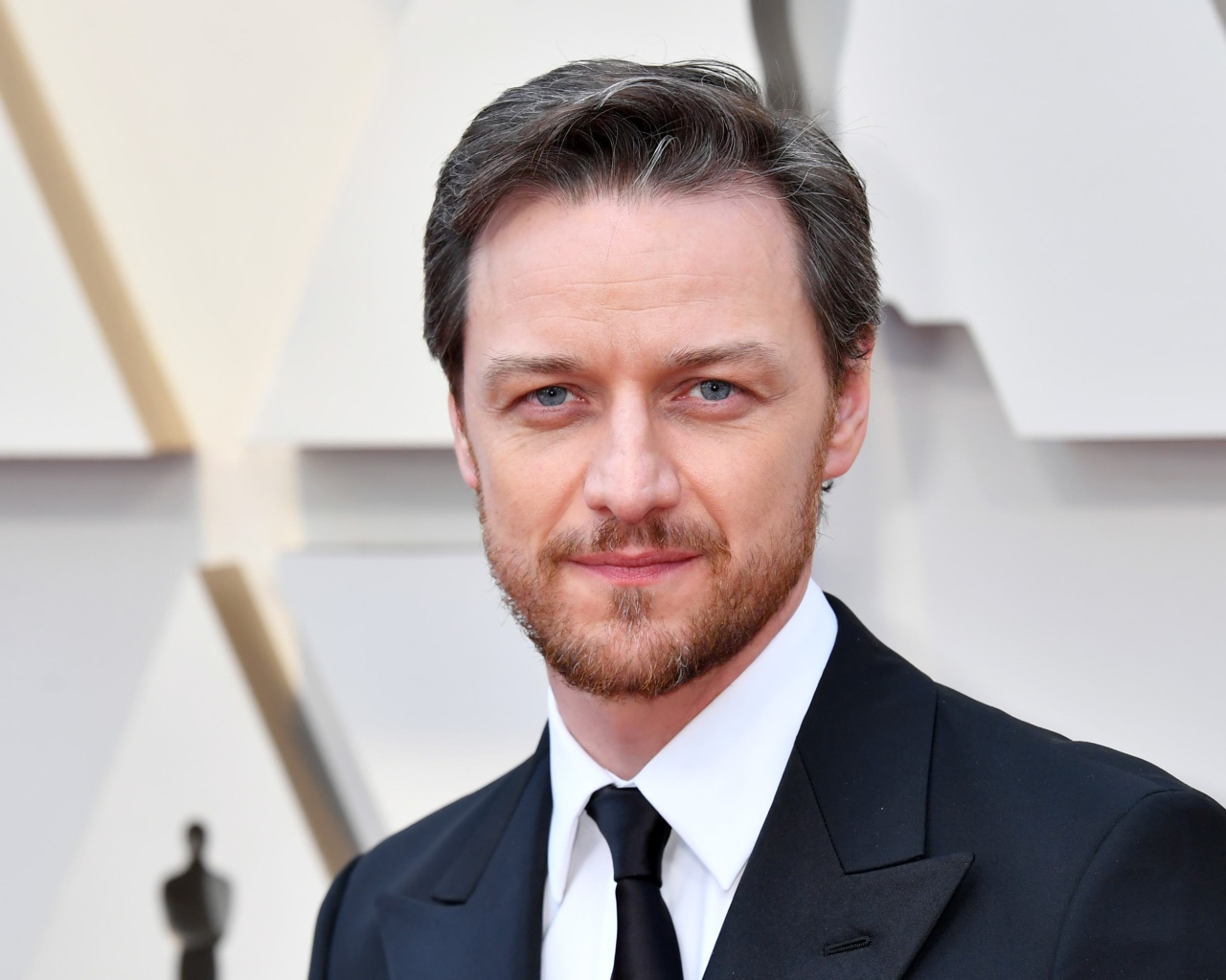 Стильный мужчина, актер Джеймс МакЭвой в костюме