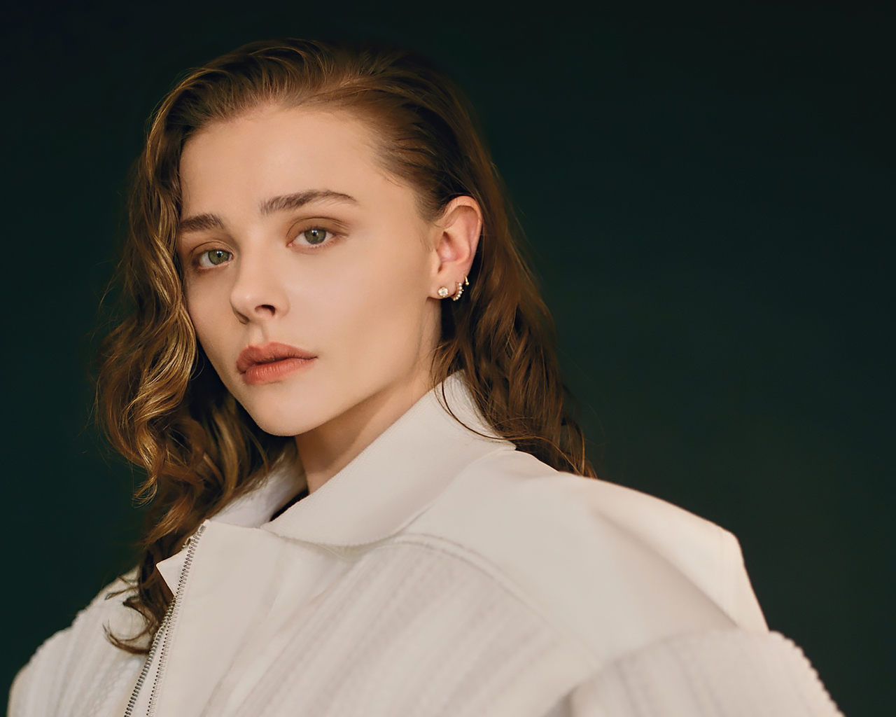 Стильная молодая девушка актриса Хлоя Грейс Морец в белом