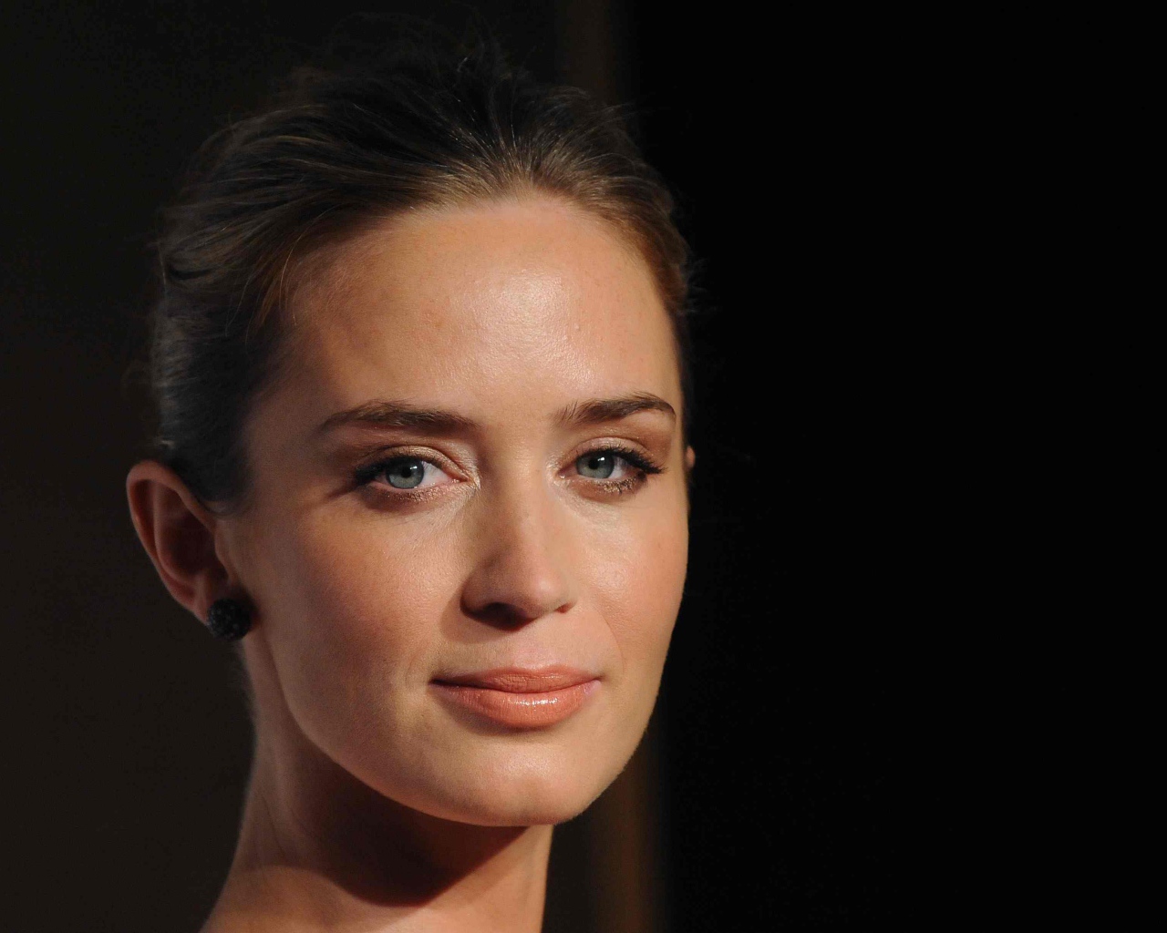 Красивое лицо актрисы Эмили Блант