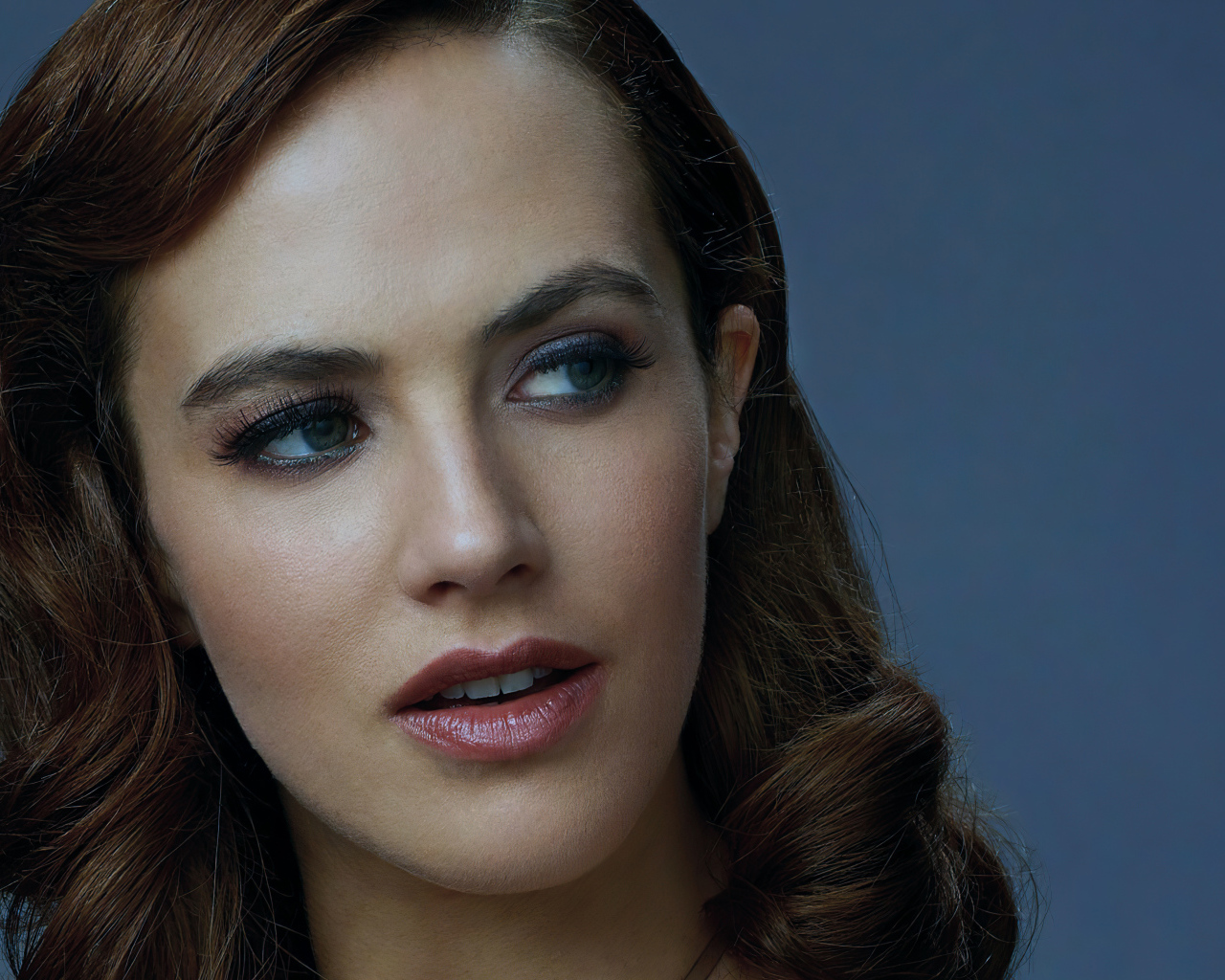 Лицо британской актрисы Джессики Браун-Финдли на сером фоне