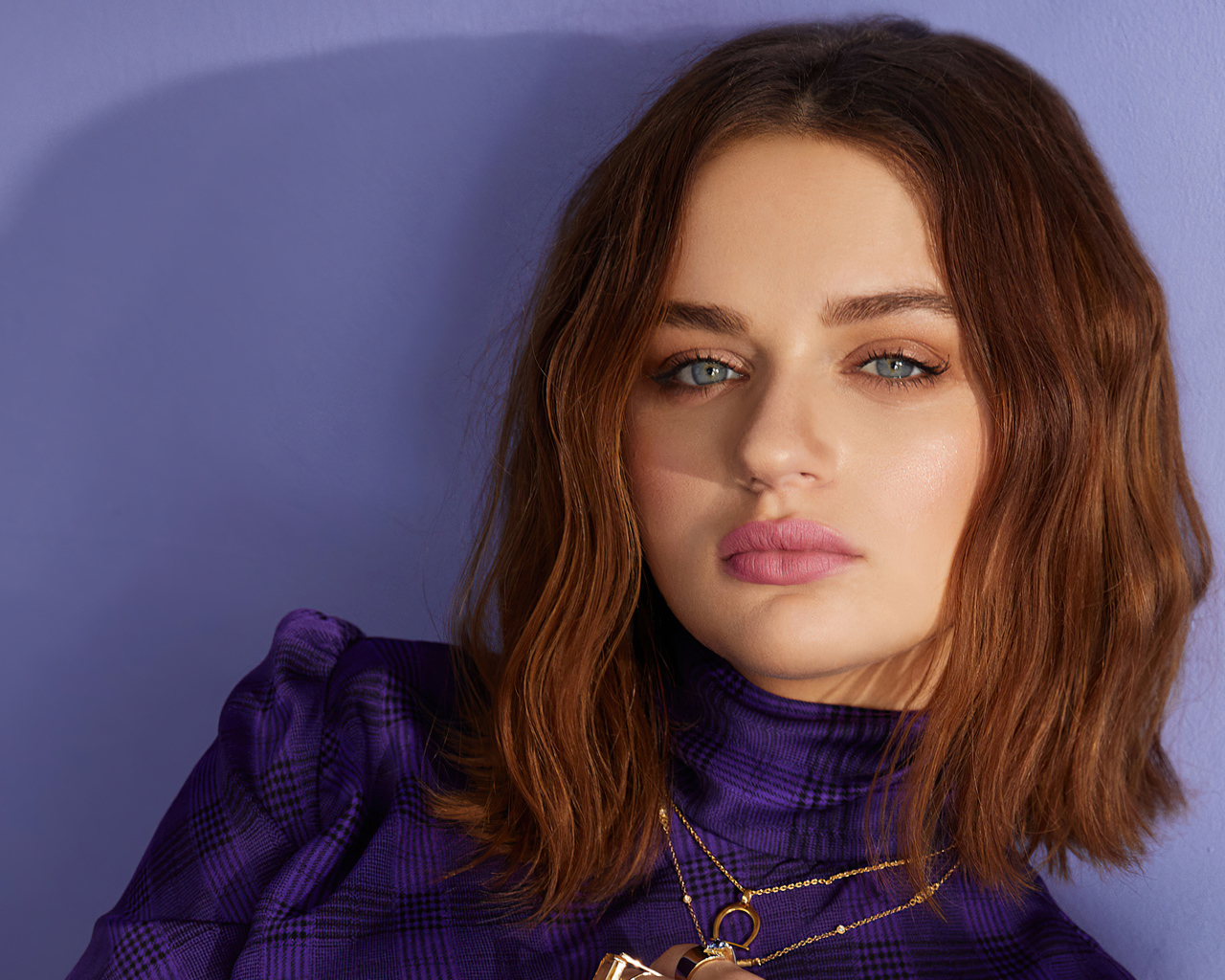 Лицо актрисы Джоуи Кинг на фиолетовом фоне