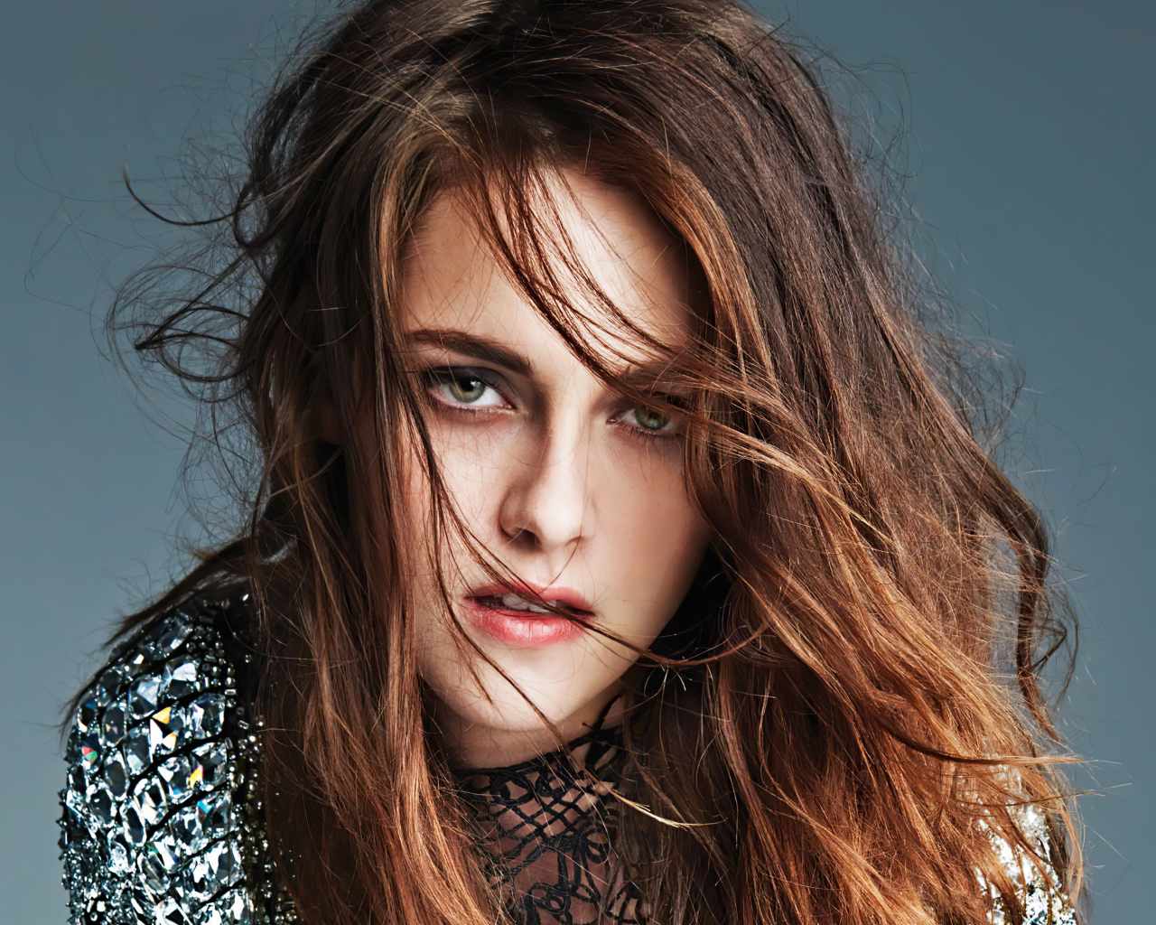 Лицо  актрисы Кристен Стюарт на сером фоне