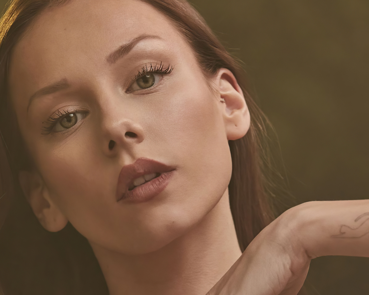 Лицо испанской актрисы Эстер Экспосито