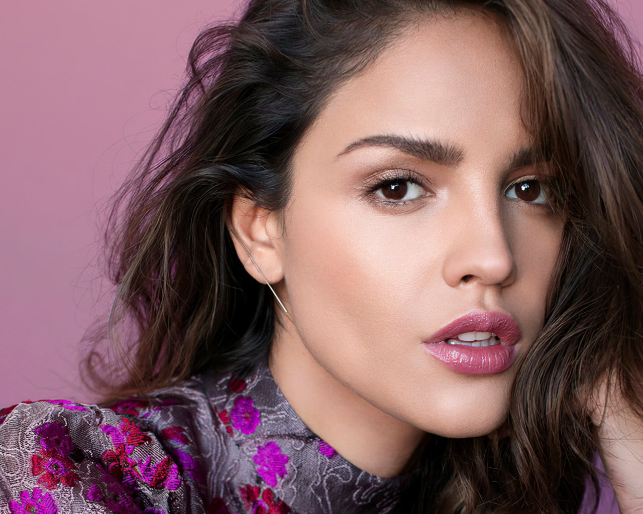 Лицо красивой актрисы Эйса Гонсалес на розовом фоне