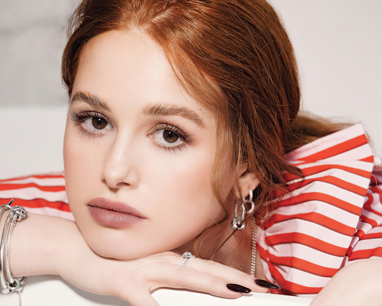 Грустный взгляд актрисы Мэделин Петш