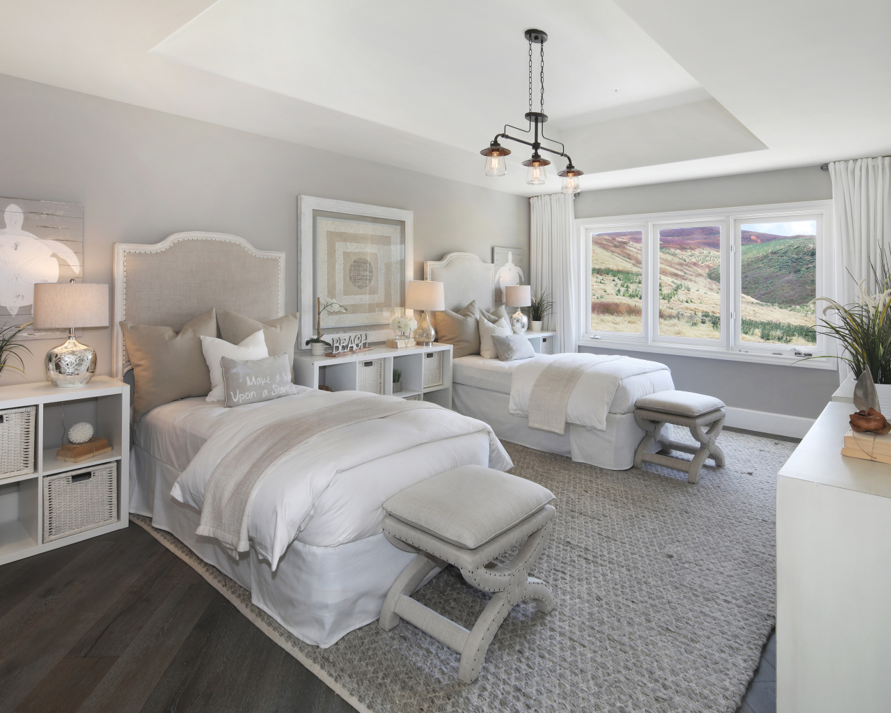 Две кровати в спальне с большим окном