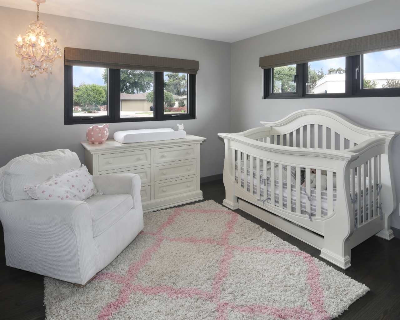 Белая мебель в детской комнате 