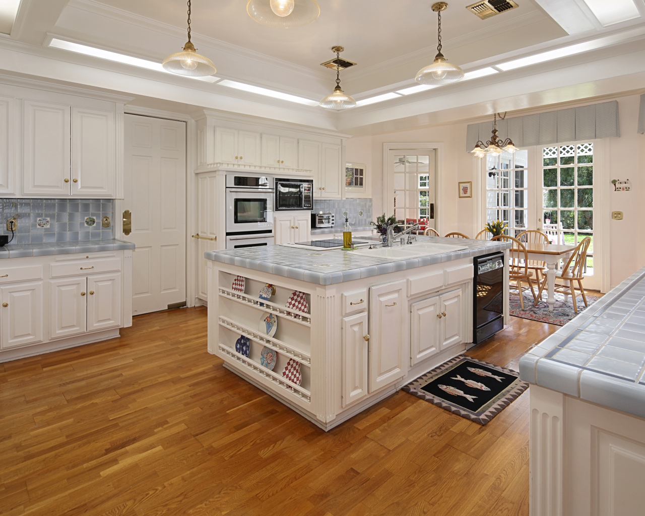 Белые стены и мебель на просторной современной кухне 