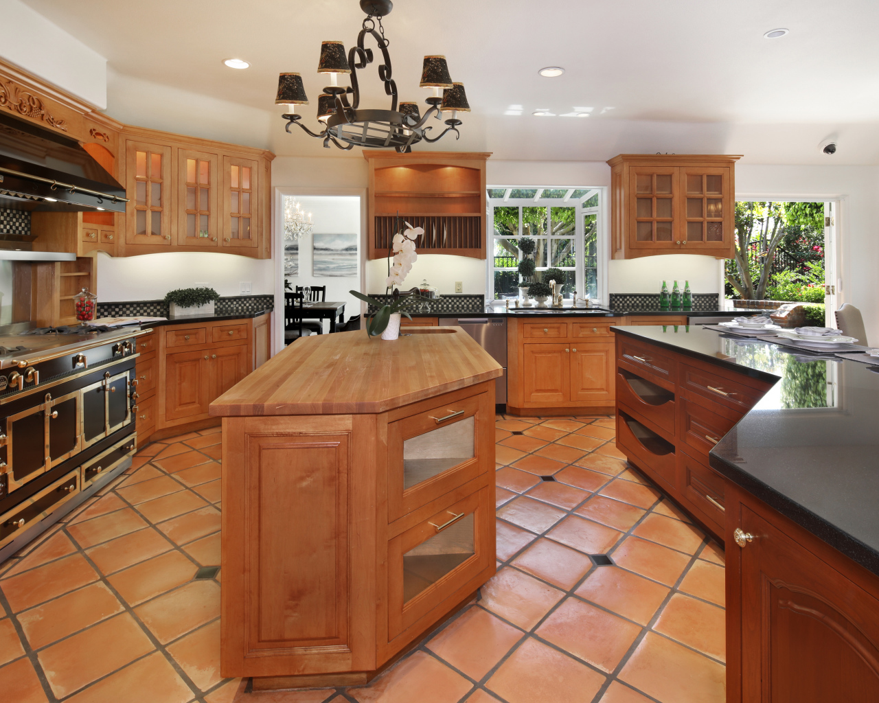 Деревянный стильный кухонный гарнитур 