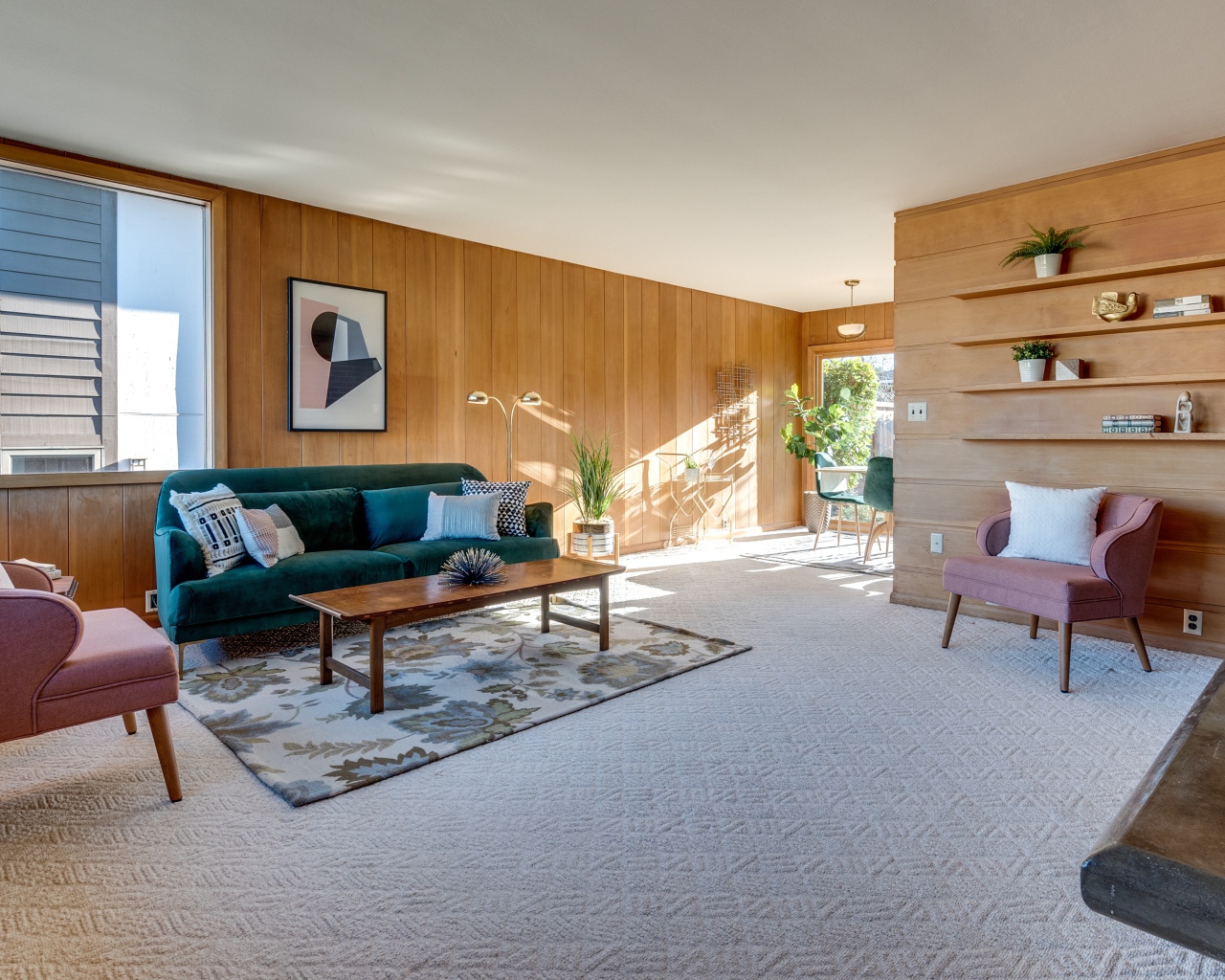 Деревянные стены в комнате с мебелью 