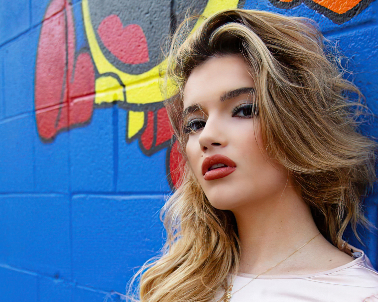 Молодая американская актриса Алексис Джейд Барнетт у стены