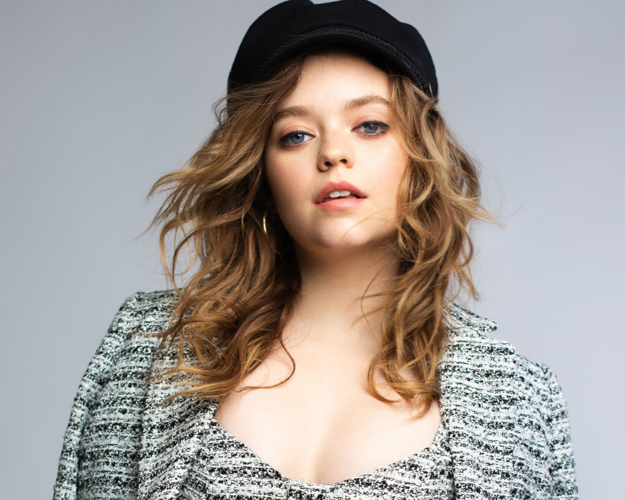 Молодая американская актриса Джэйд Петтиджон в черной кепке