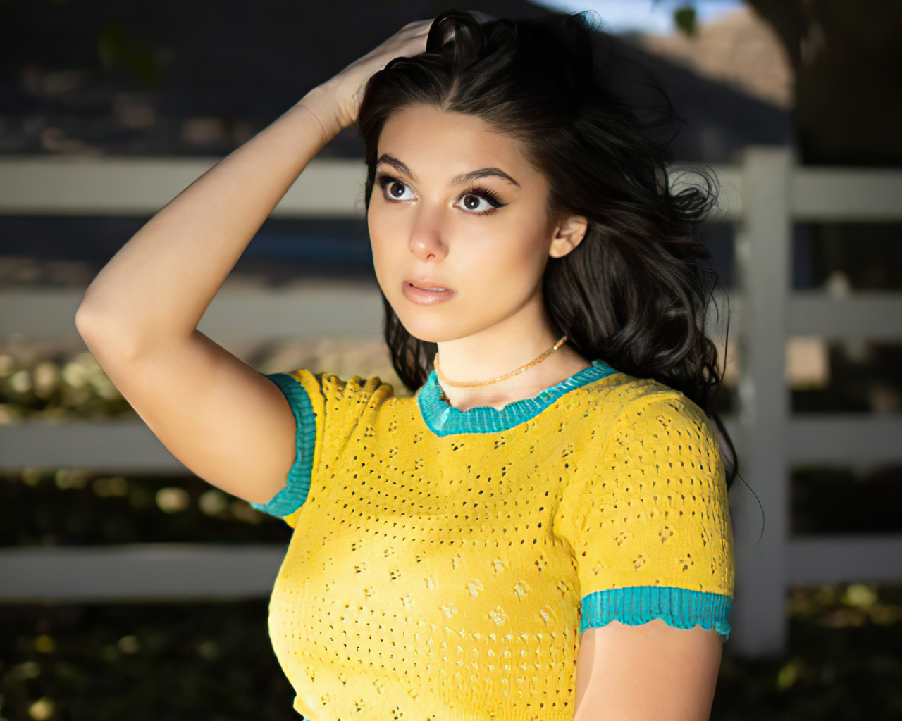 Молодая американская актриса Кира Косарин с рукой в волосах