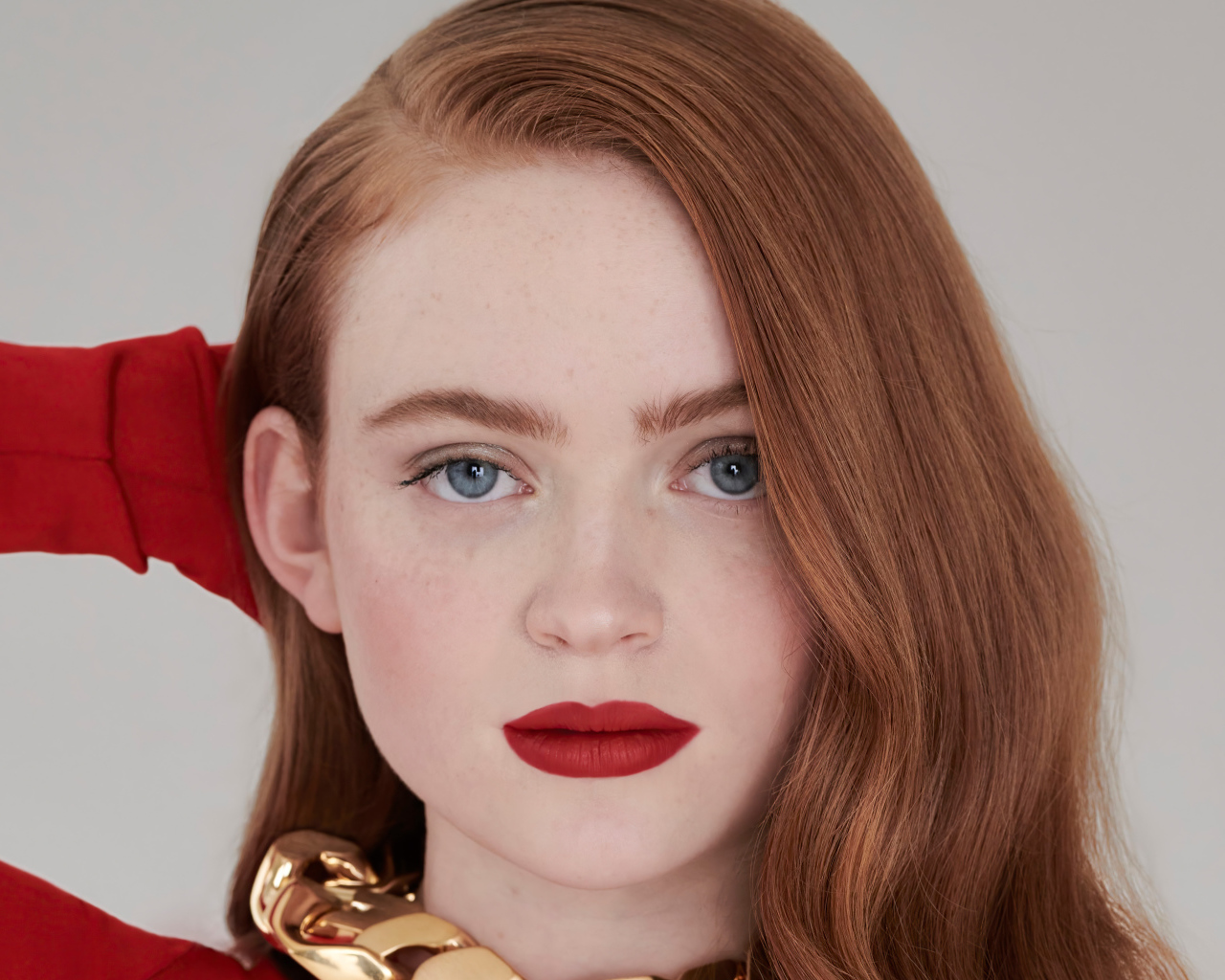 Молодая американская актриса Сэди Синк с рыжими волосами