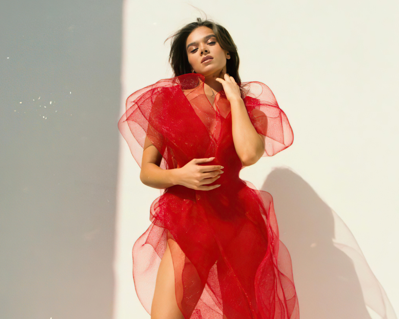 Молодая актриса Хейли Стайнфелд в красном платье