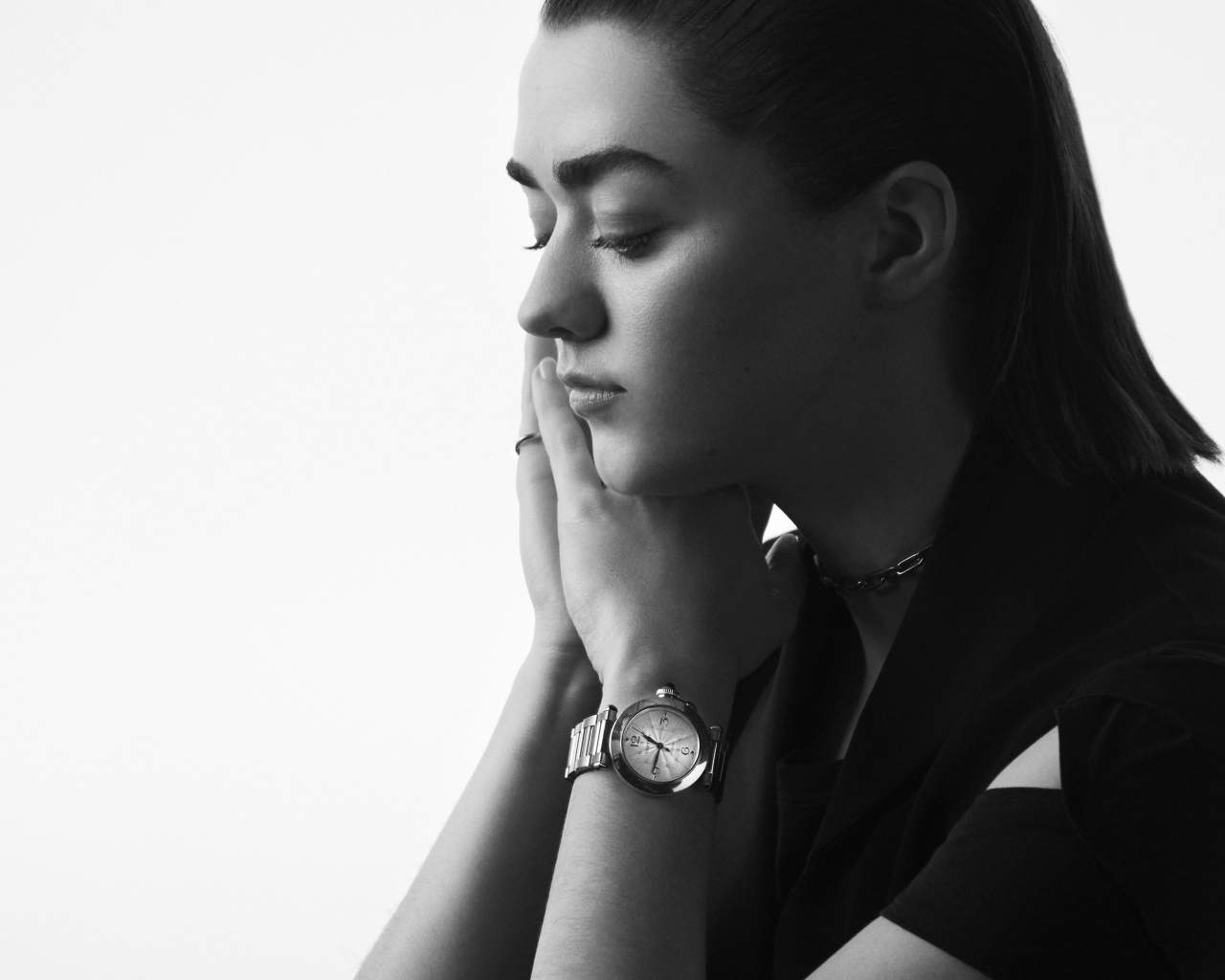 Молодая актриса  Мэйси Уильямс на белом фоне