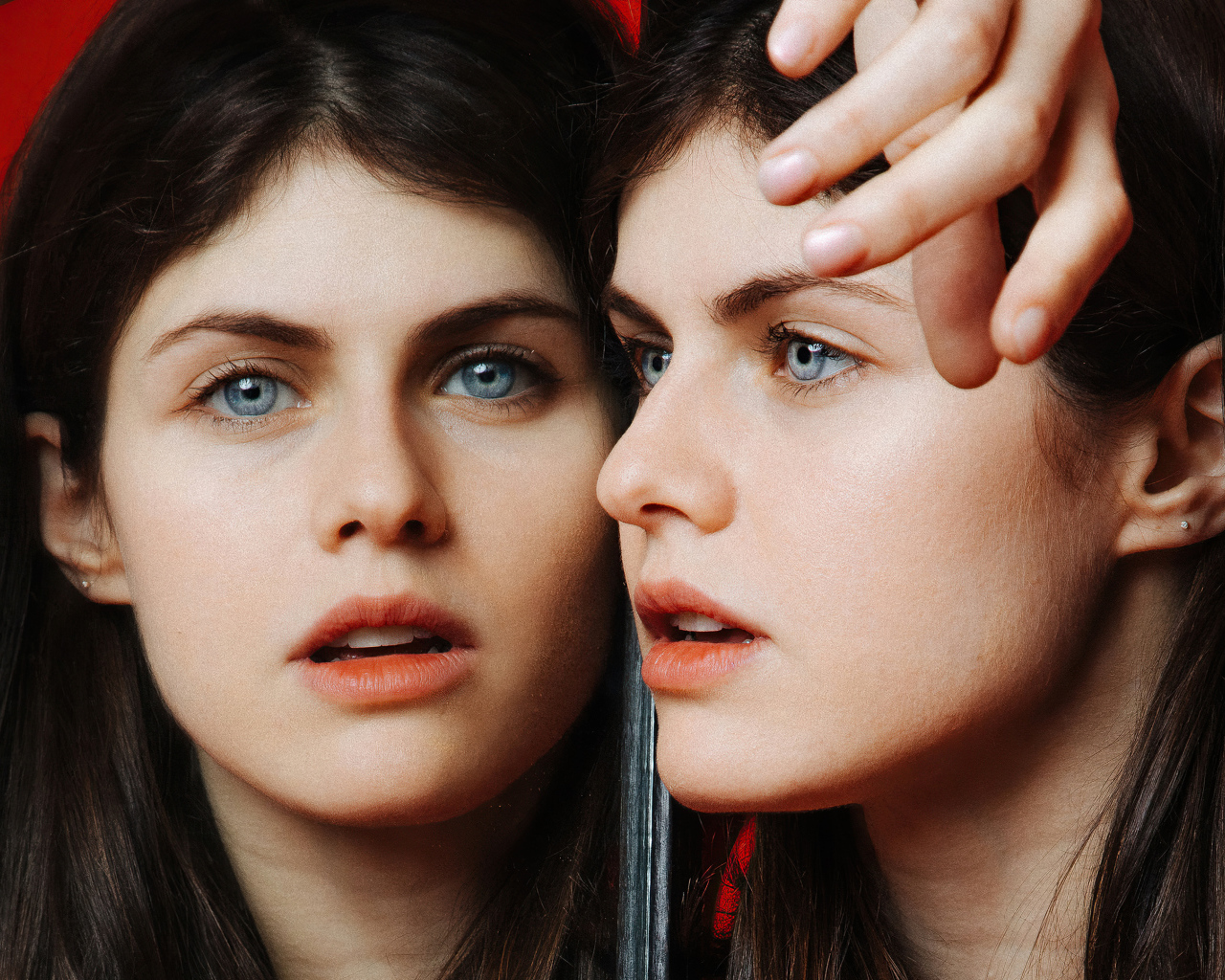 Молодая красивая голубоглазая актриса Александра Даддарио на красном фоне