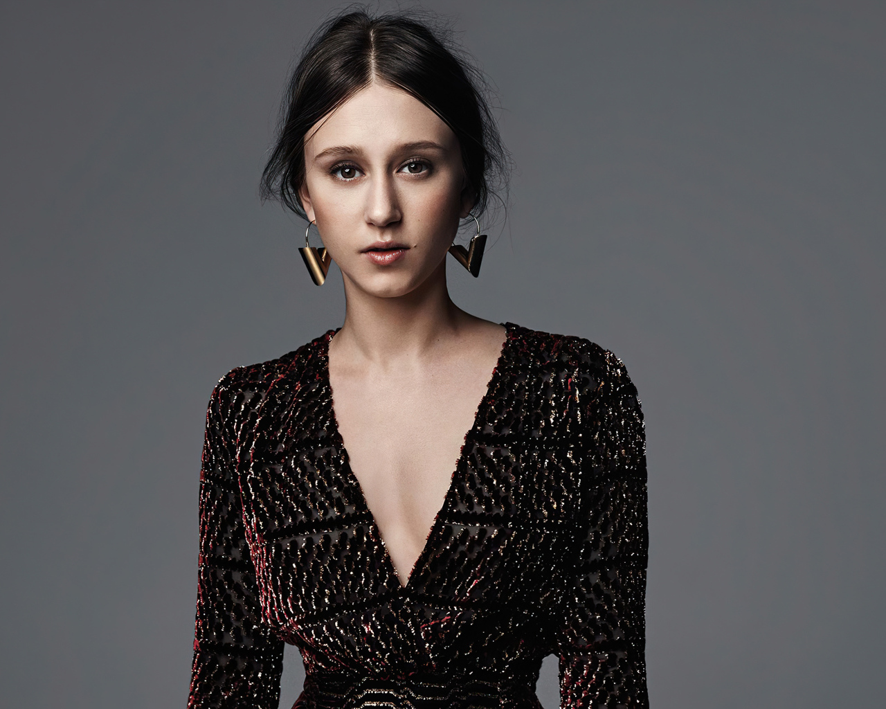 Молодая девушка, американская актриса Таисса Фармига на сером фоне