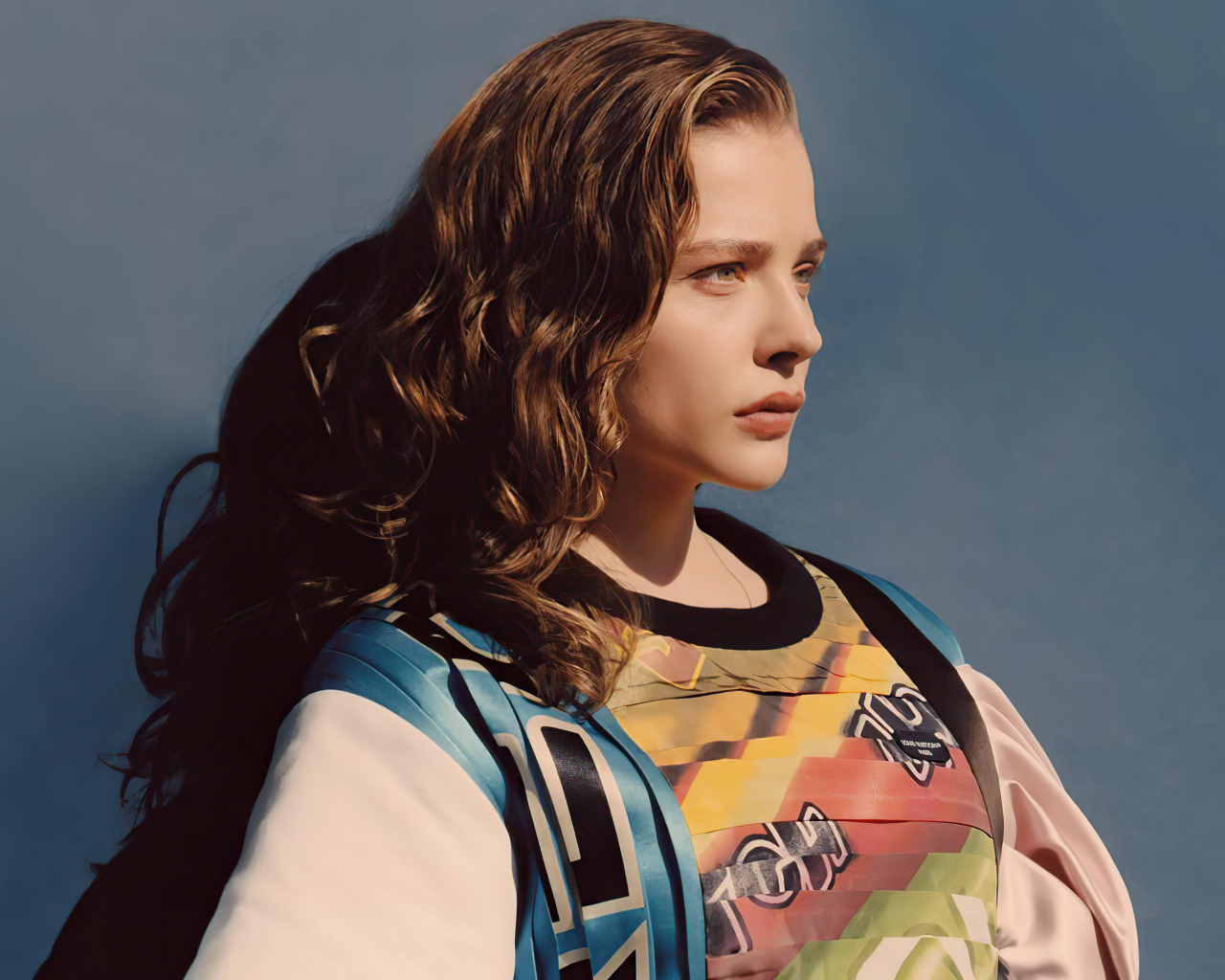 Молодая девушка актриса Хлоя Грейс Морец на сером фоне