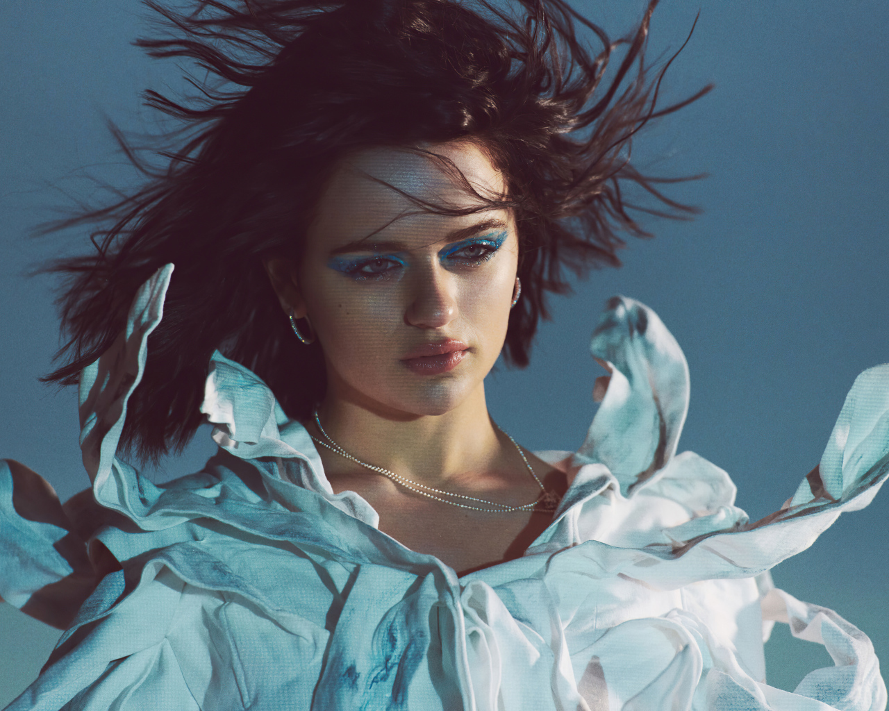 Молодая девушка актриса Джоуи Кинг на сером фоне