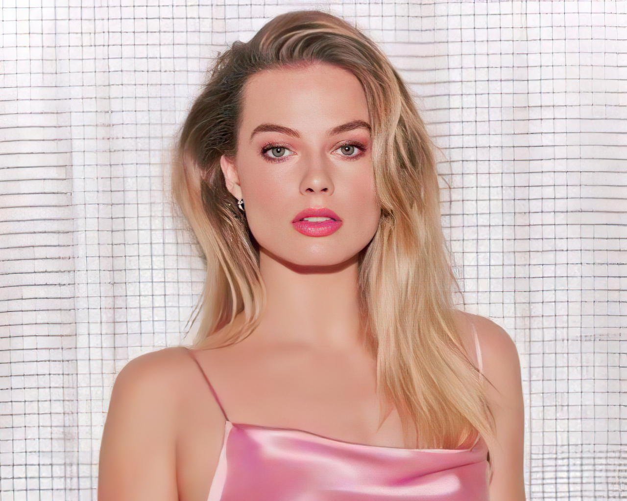 Молодая эффектная блондинка, актриса Марго Робби у стены