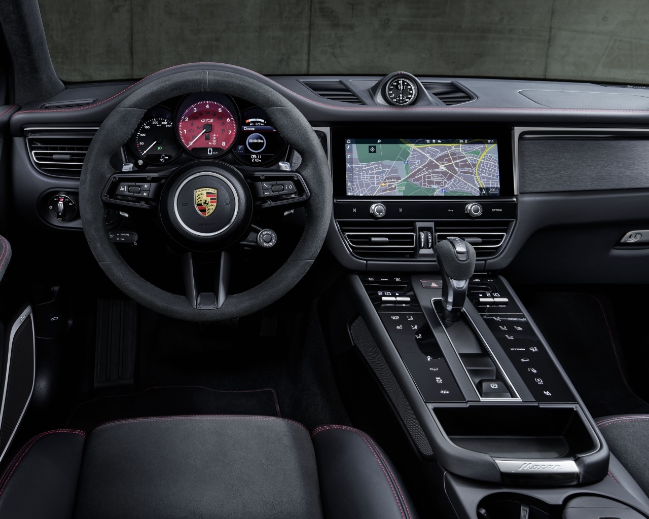 Черный салон автомобиля Porsche Macan GTS 2021 года 