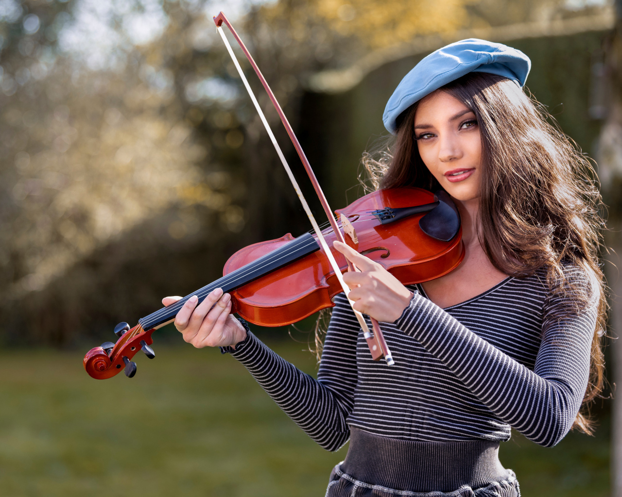 Красивая девушка со скрипкой в руках 