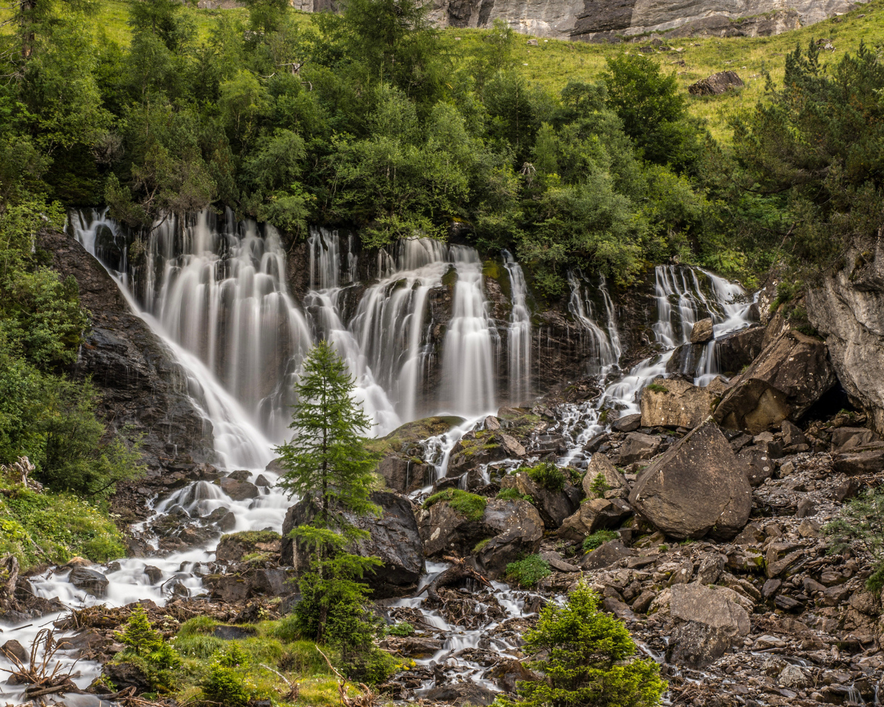 Водопад стекает по камням, Швейцария 