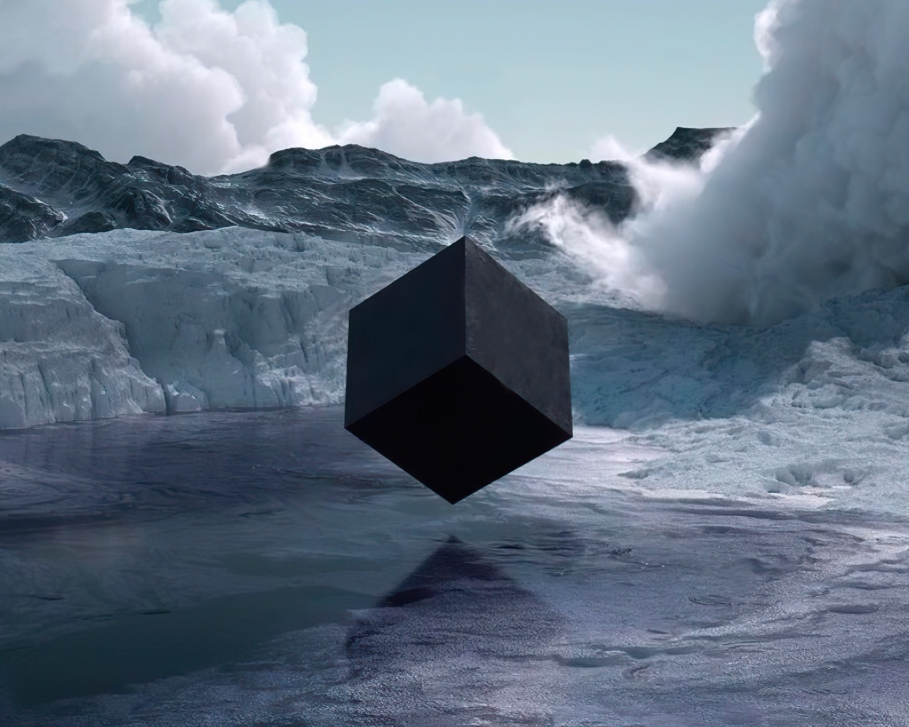 Большой черный куб над водой
