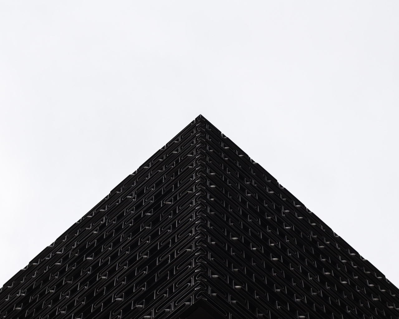 Черная 3д пирамида на белом фоне