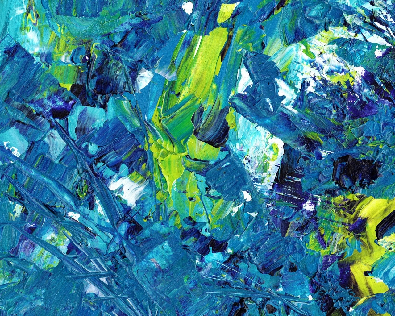 Синие и желтые краски смешанные на палитре