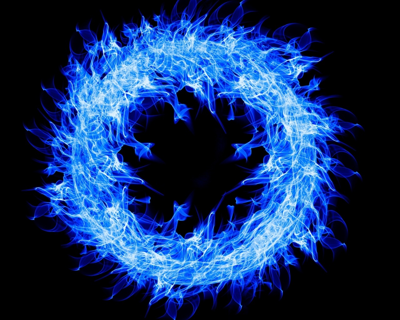 Голубое огненное кольцо  на черном фоне