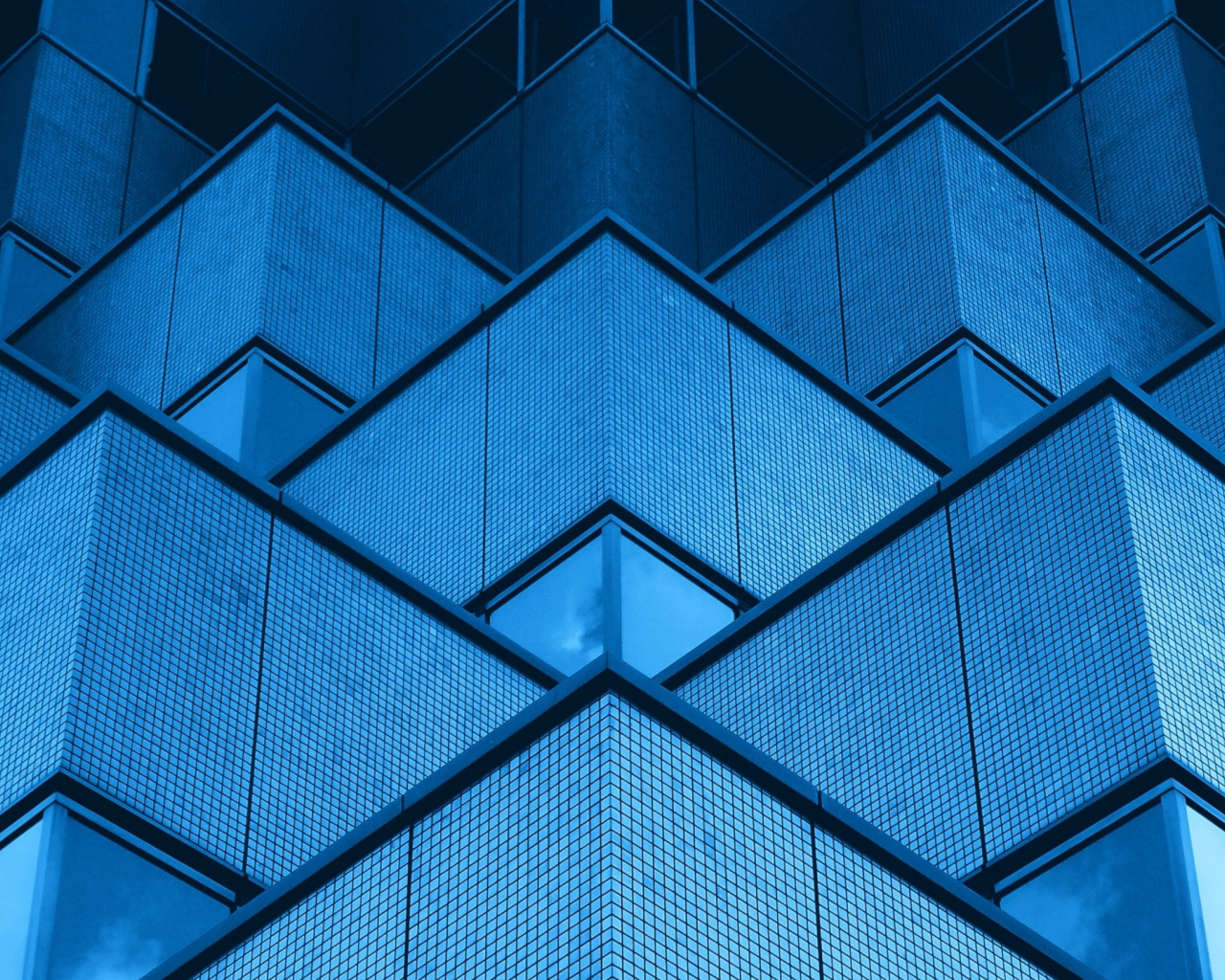 Голубые треугольники многоэтажного дома