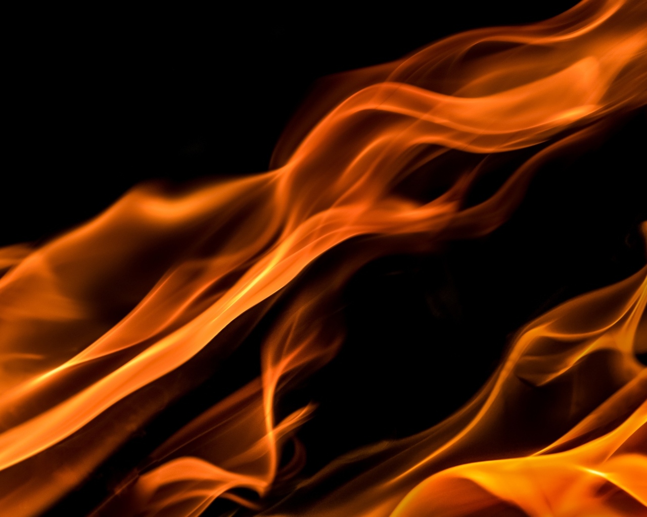 Яркие вспышки огня на черном фоне