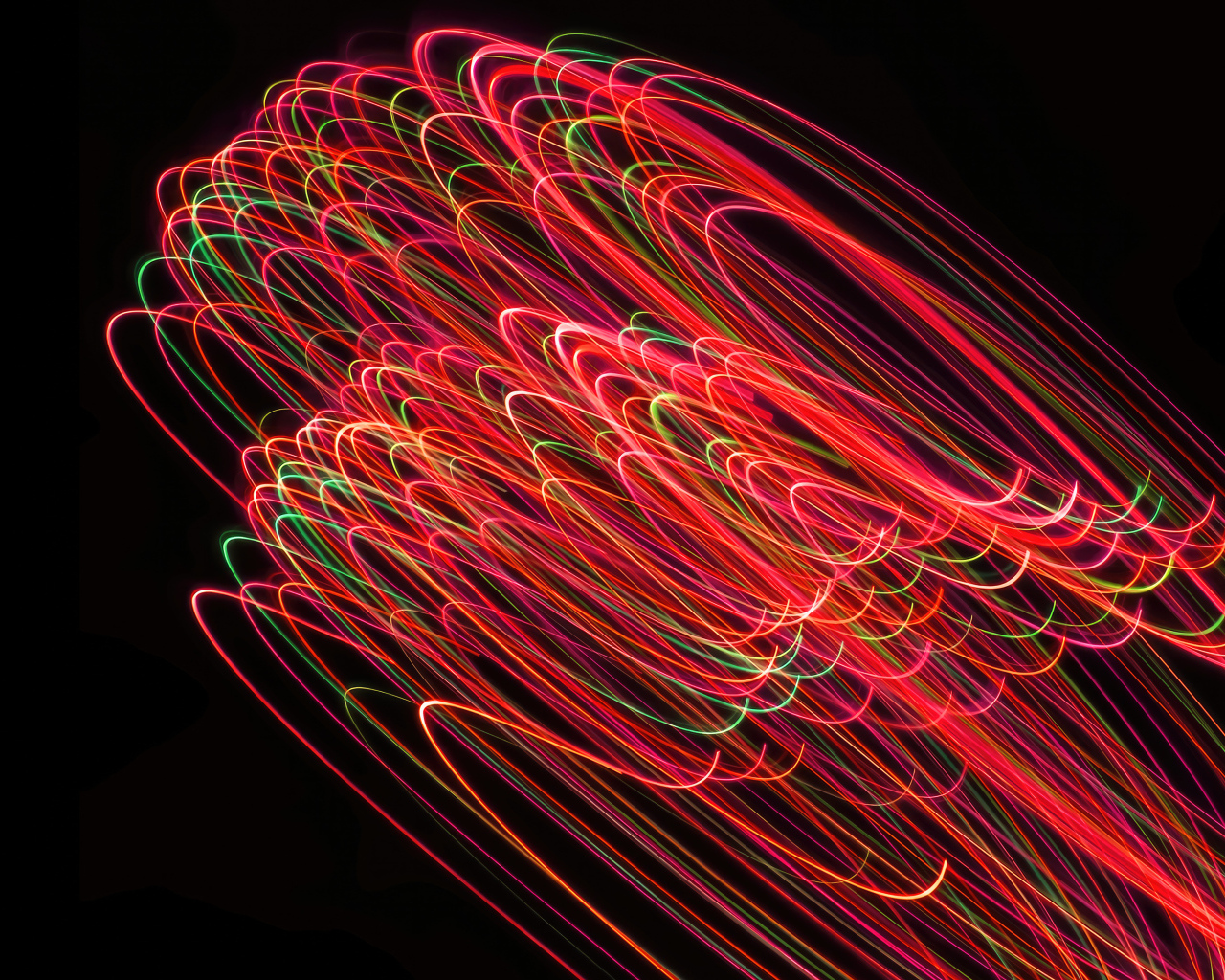 Яркие световые волны в движении на черном фоне